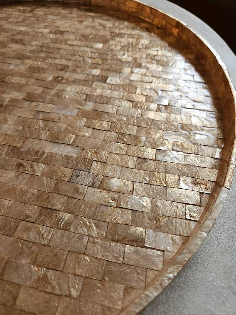 Plateau rond en Capiz nacré beige géométrique