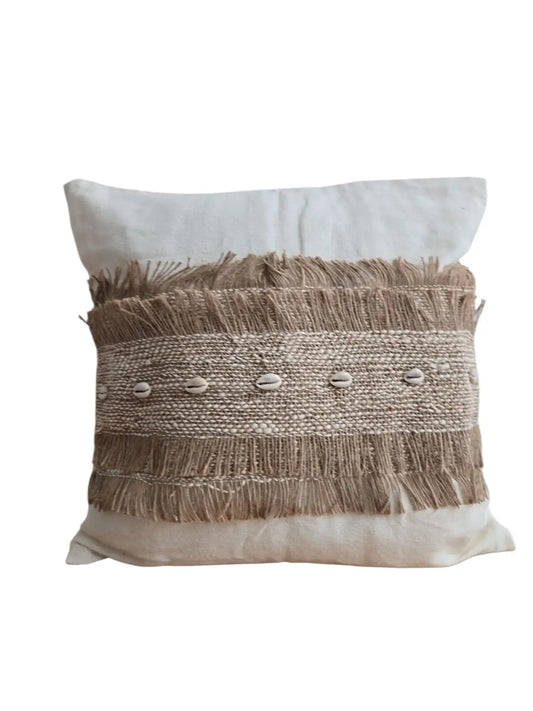 Coussin en tissu naturel avec franges et coquillages, style bohème artisanal