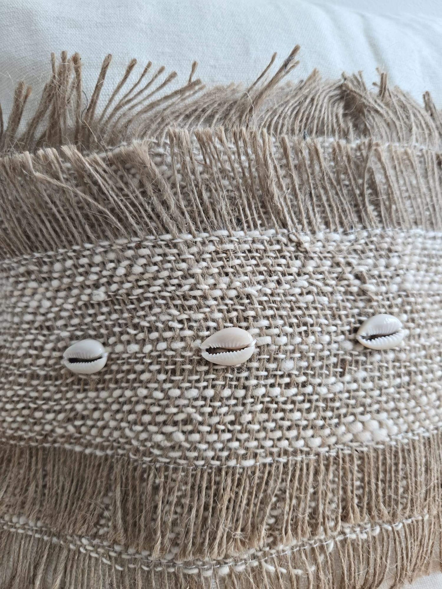 Coussin tissé avec franges et coquillages, style bohème naturel
