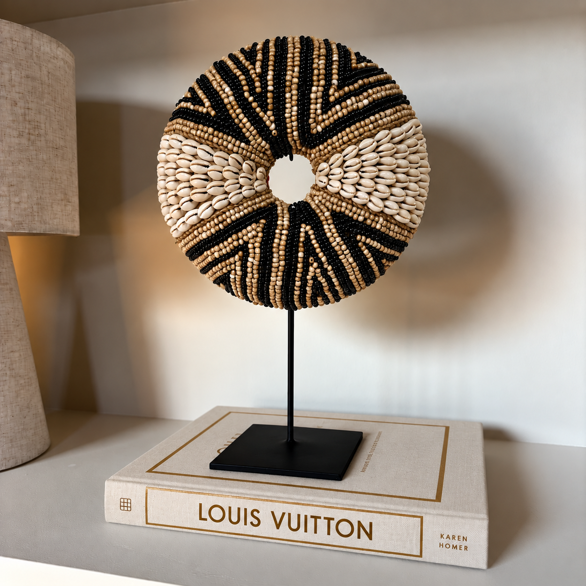 Ornement rond en coquillages et perles sur socle
