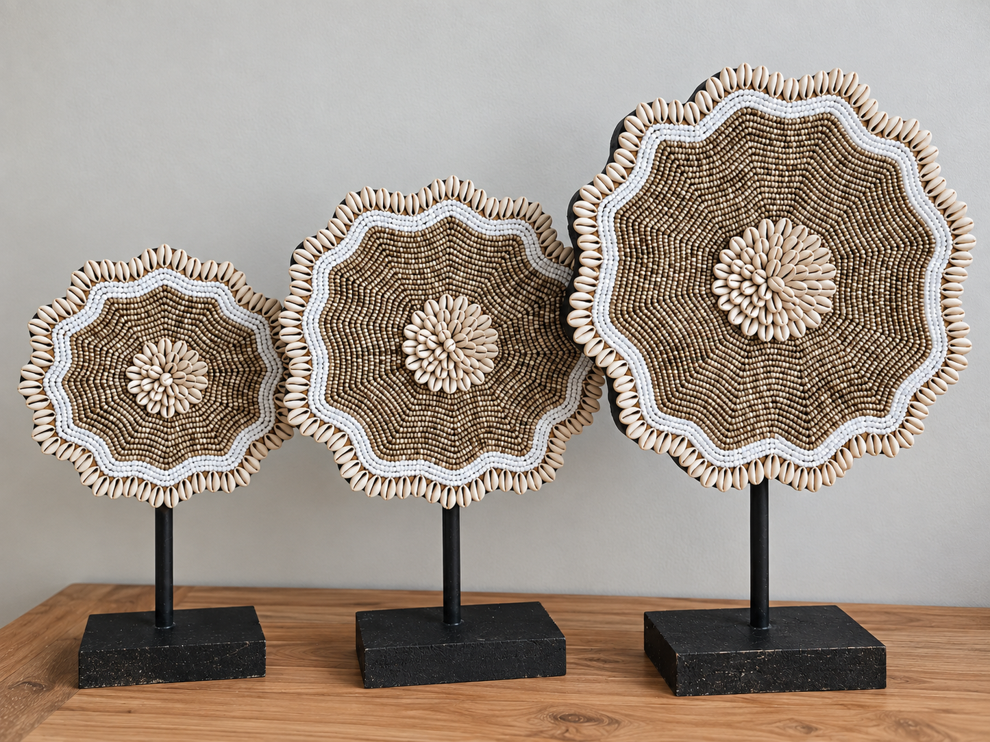 Ornement floral en perles & coquillages sur socle