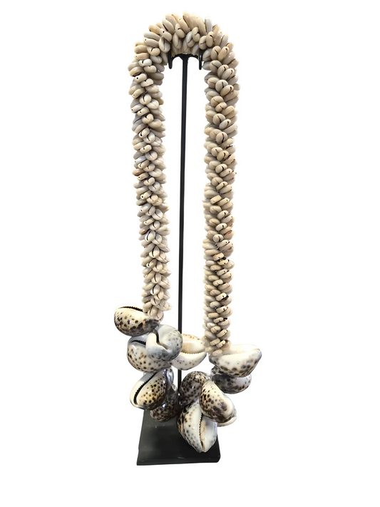 Collier décoratif bohème sur socle
