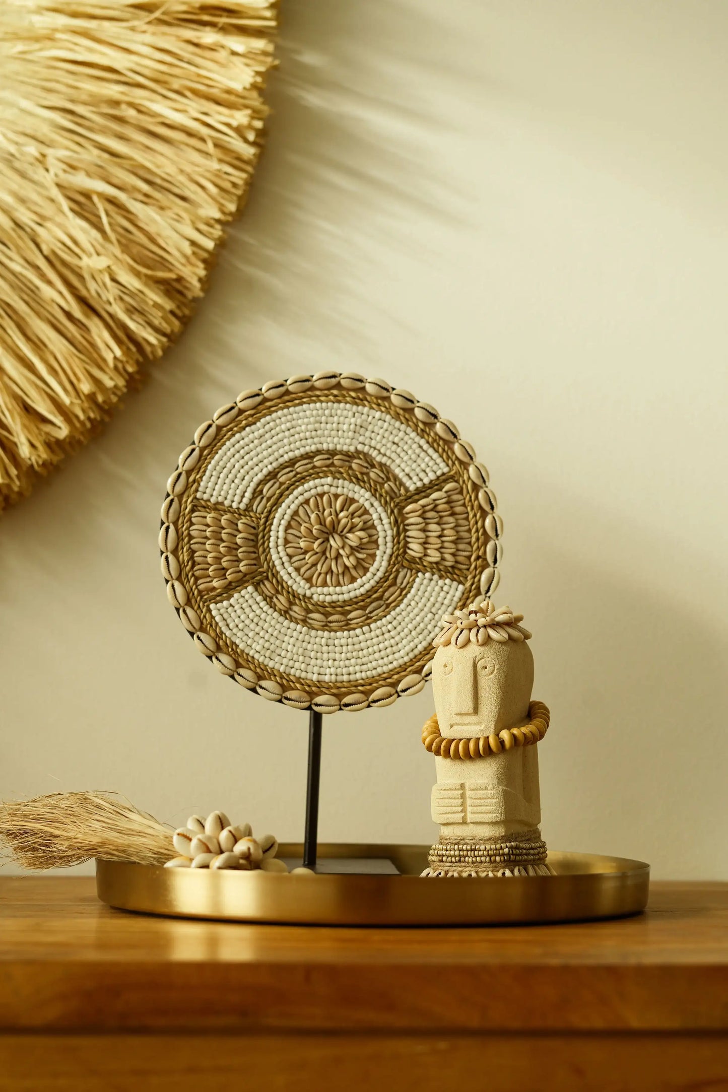 Ornement en coquillage artisanal sur socle