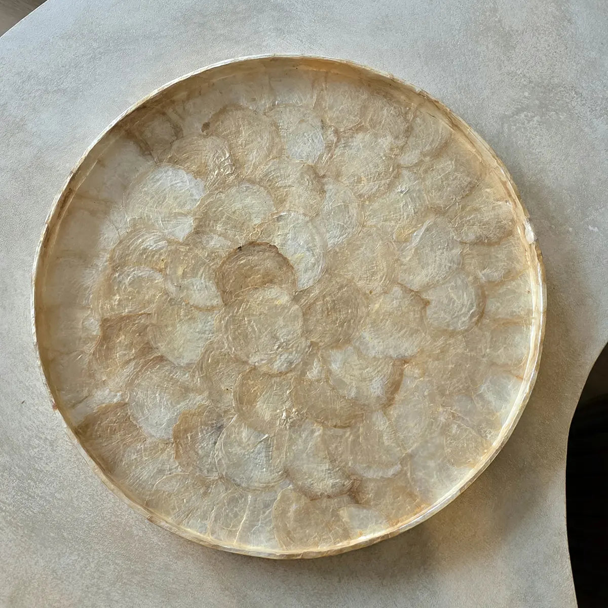 Plateau rond en Capiz nacré beige