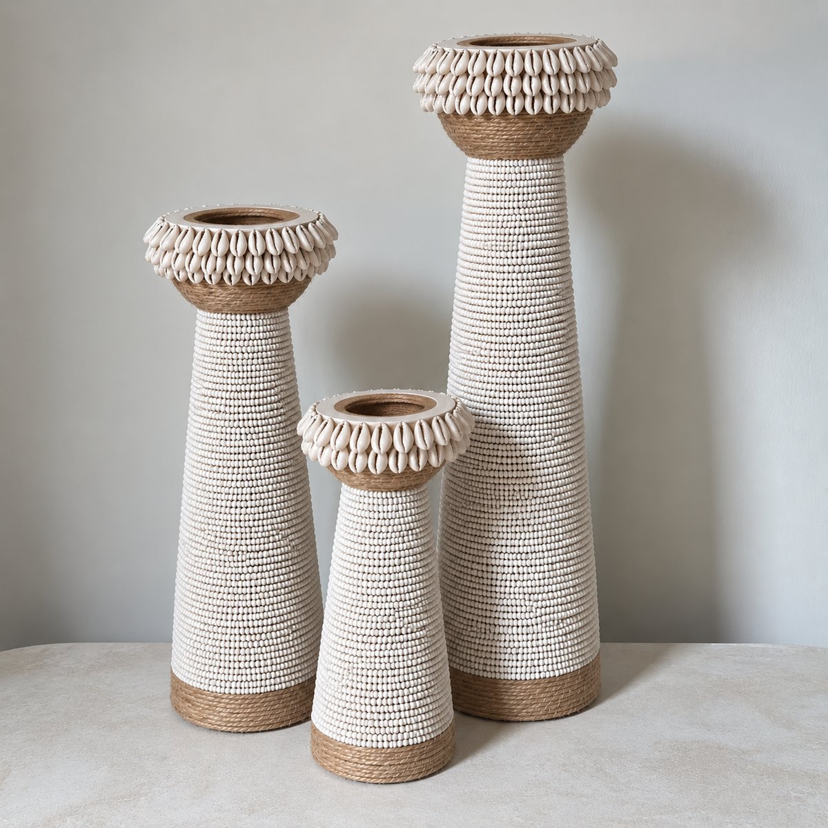 Bougeoir en perles blanches et coquillages cauris