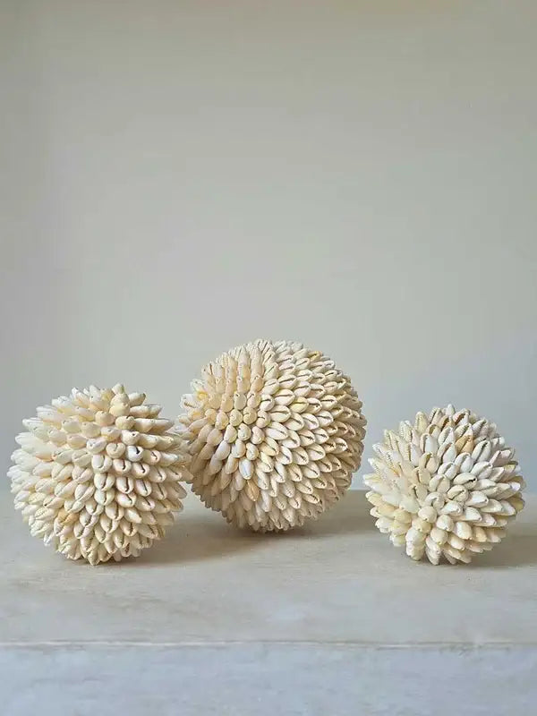 Boule déco en cauris naturels