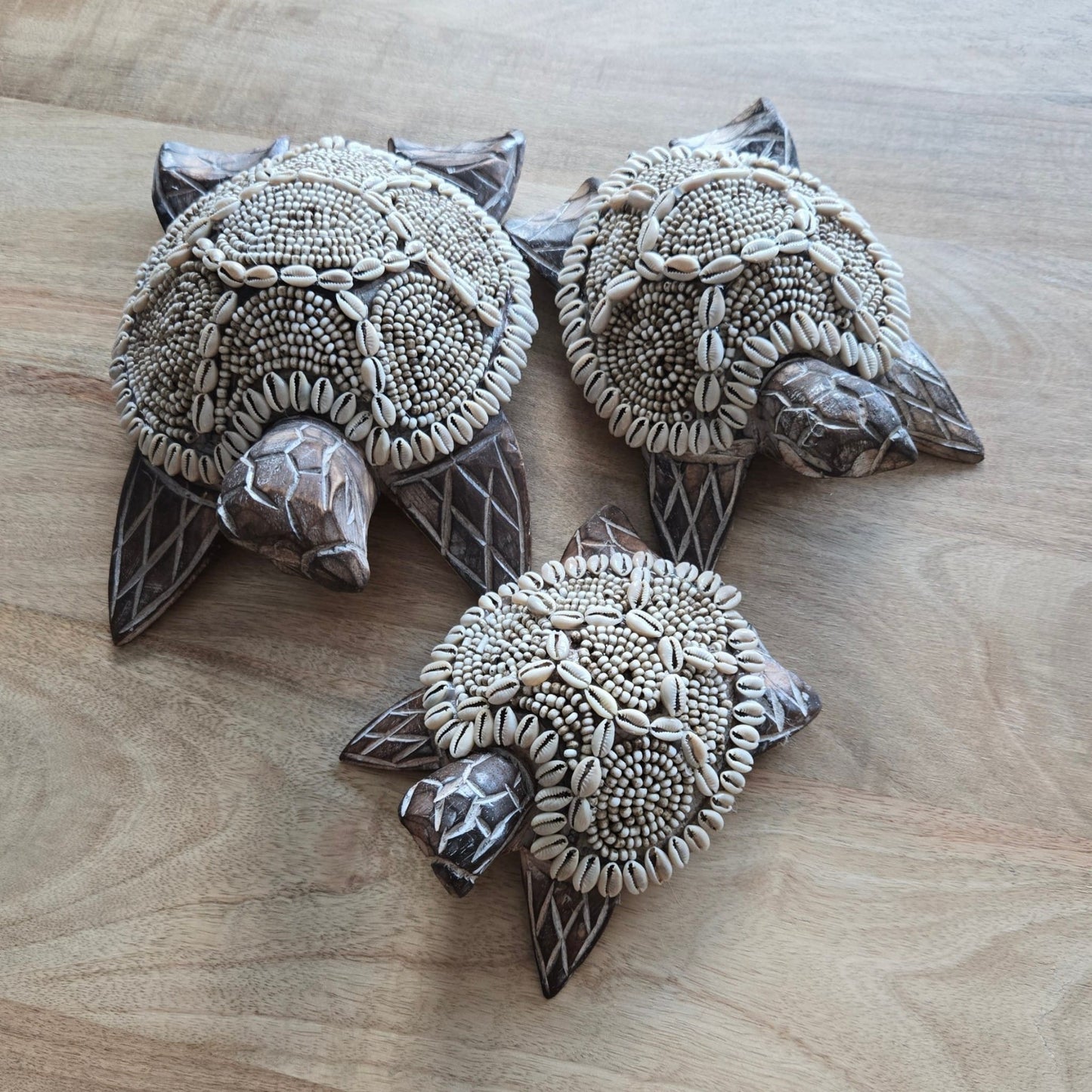 Tortue bohème en bois brun ornée de coquillages