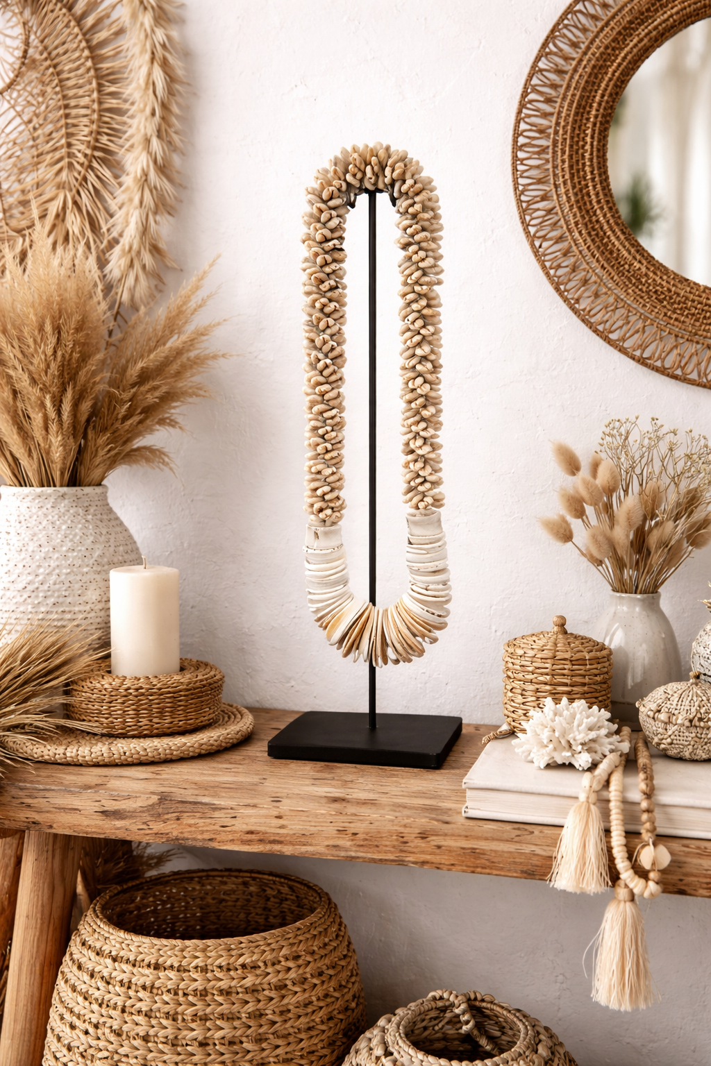 Collier décoratif en coquillages sur socle – Beige naturel