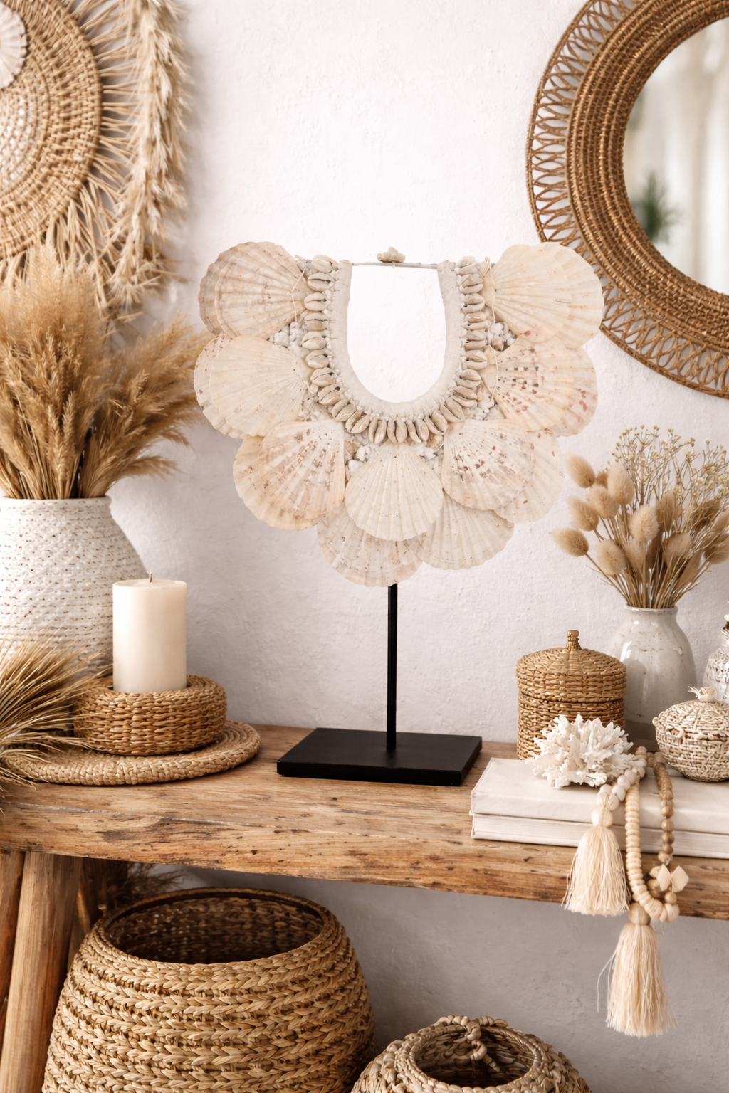 Collier décoratif en coquillages sur socle – Forme éventail