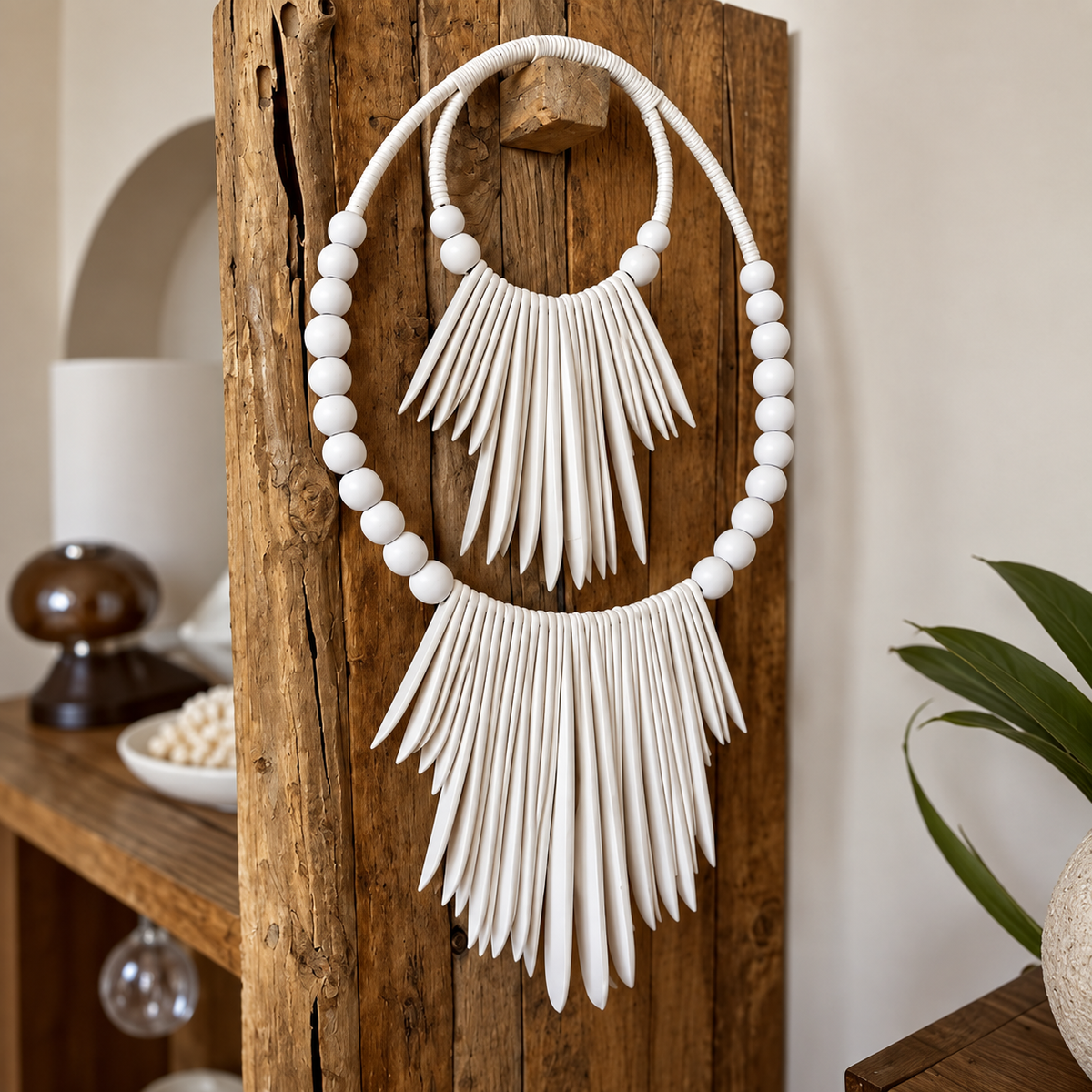 Collier tribal décoratif sur socle en métal