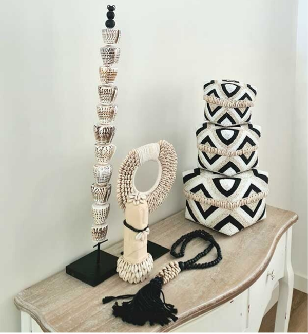 Tour de coquillages sur socle en métal noir – Déco bohème chic