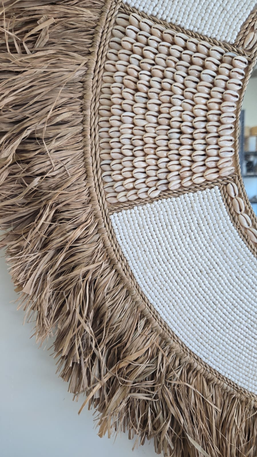 Miroir bohème artisanal en raphia fabriqué à Bali avec perles blanches