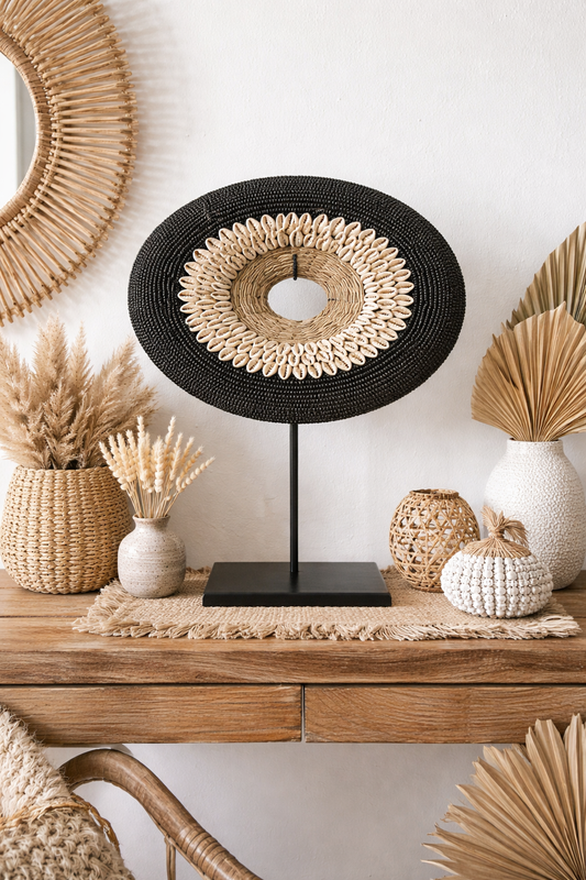 Décoration sur socle – Coquillages, raphia & perles noires