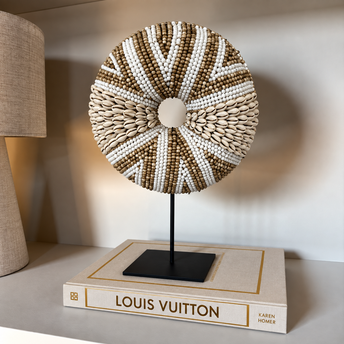 Ornement rond en coquillages et perles sur socle