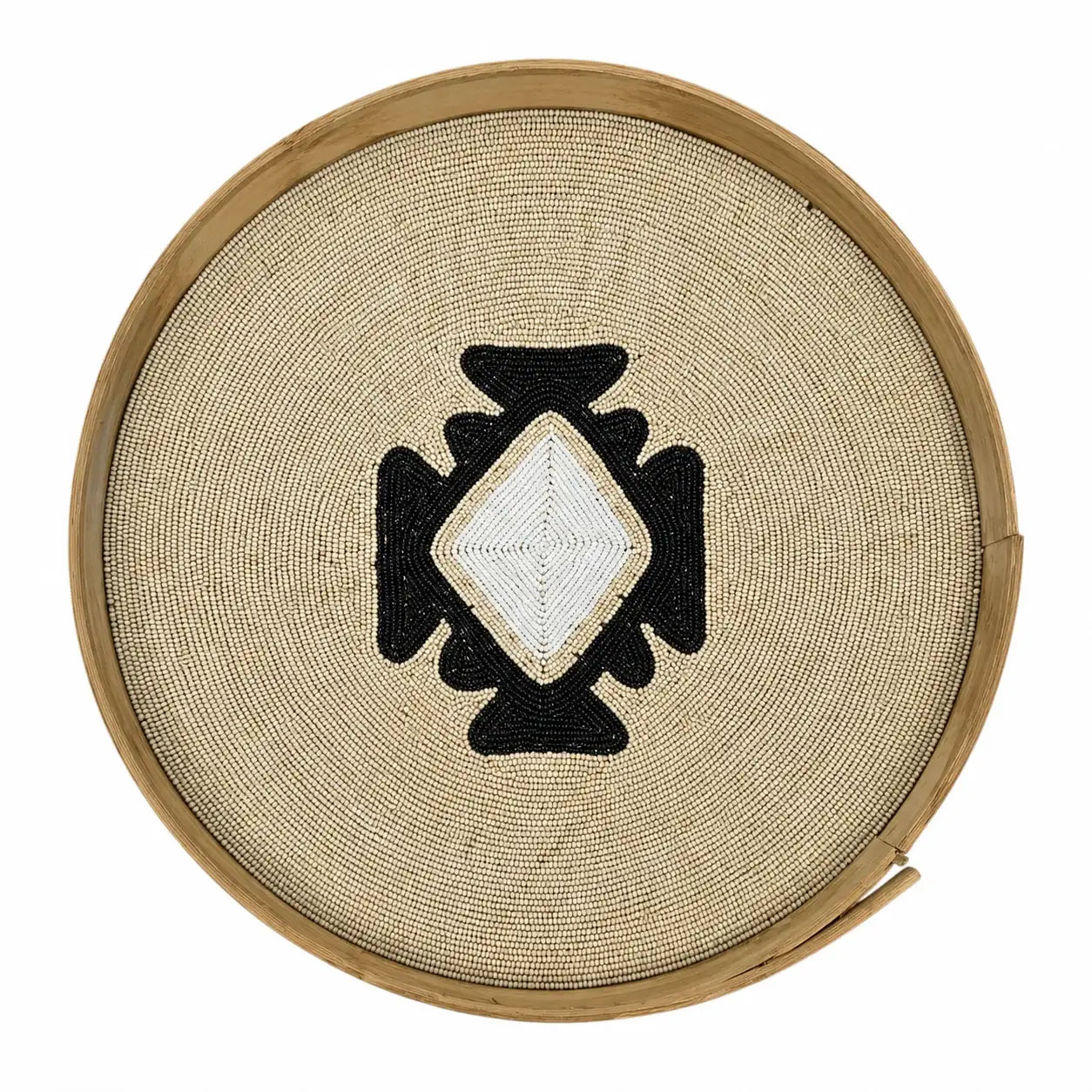 Décoration murale ronde en perles avec motif géométrique noir et blanc, style bohème artisanal.