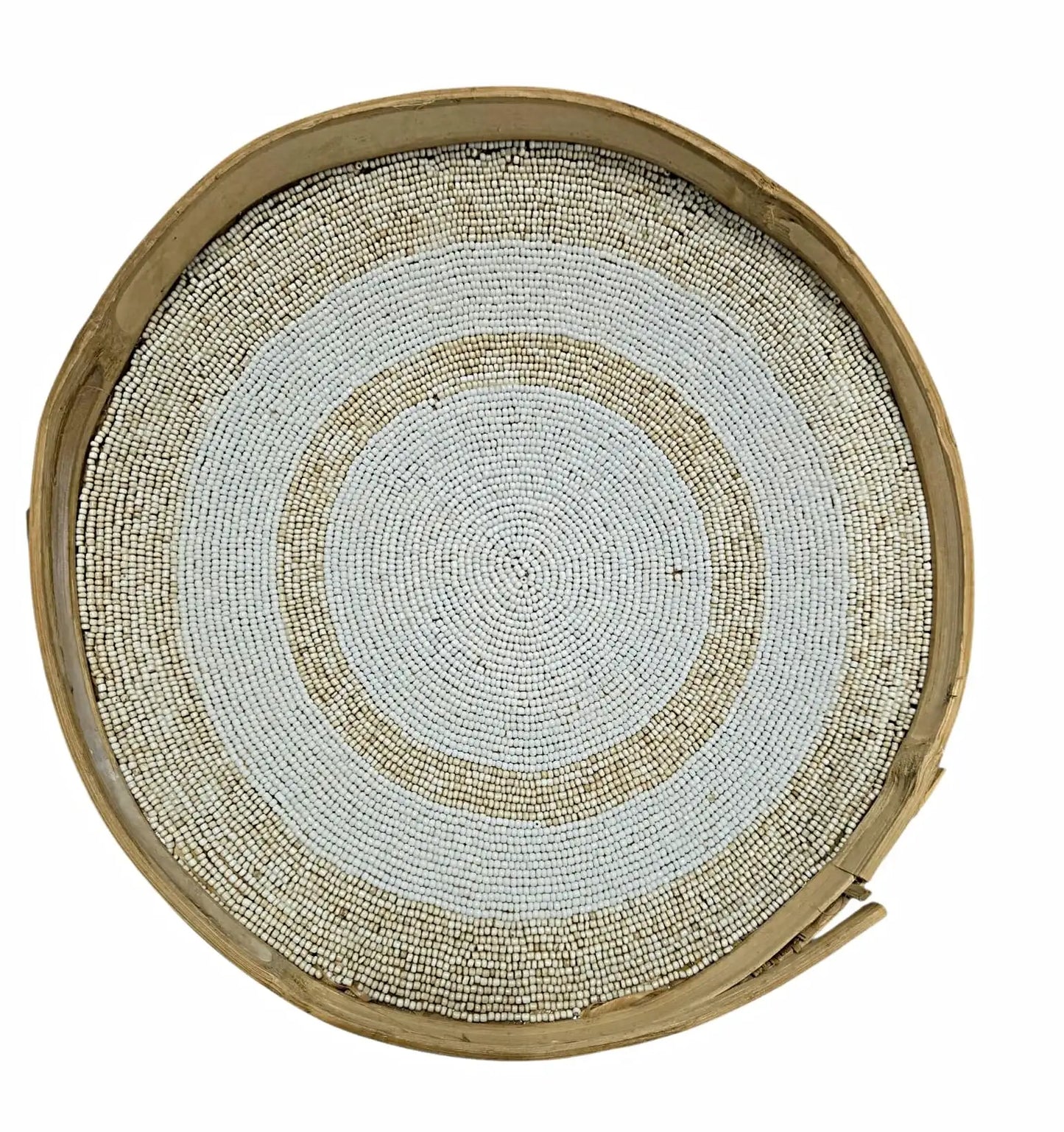 Plateau circulaire en bois avec motif de perles blanches et naturelles, style artisanal.