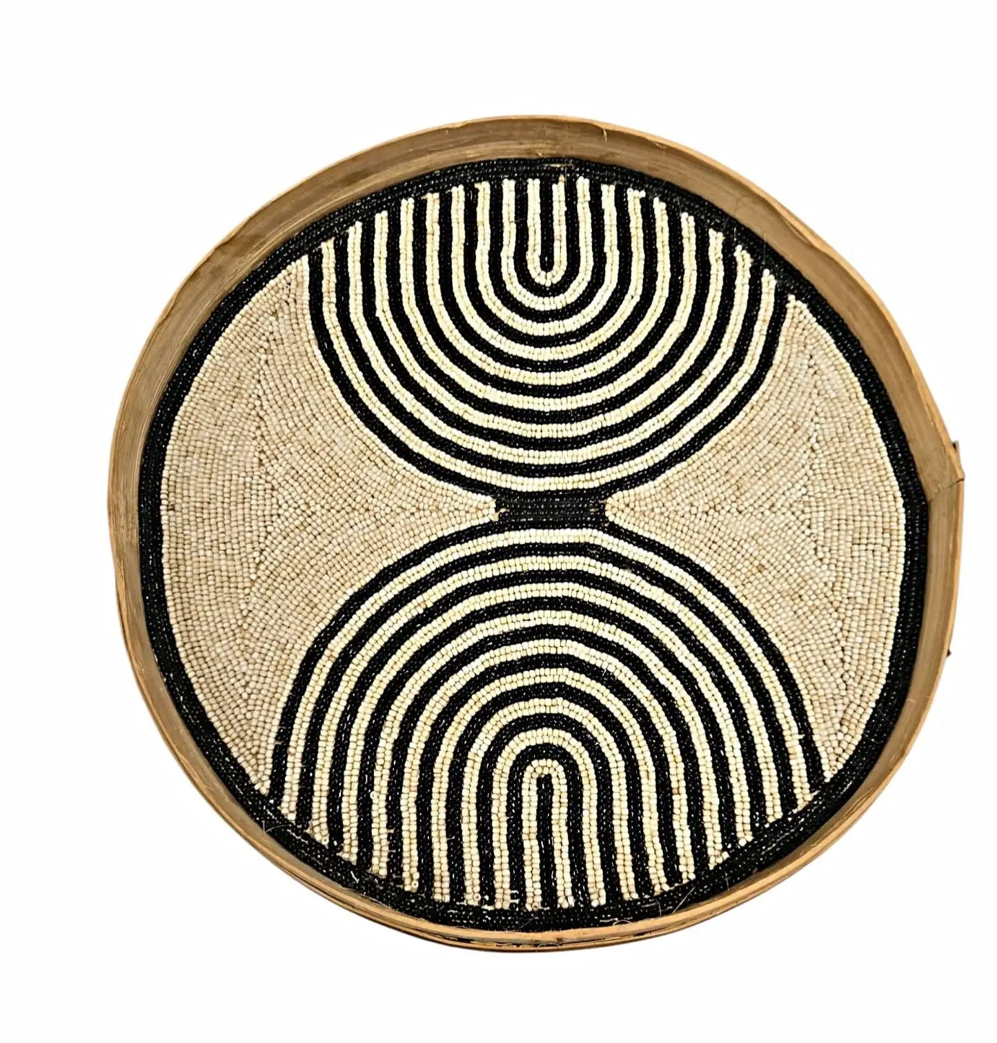 Panier décoratif en perles avec motif géométrique noir et blanc, style artisanal naturel.