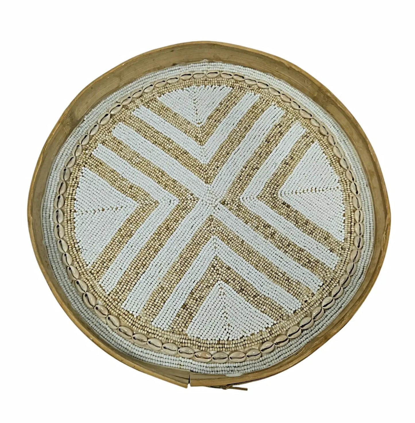 Panier décoratif rond avec motif géométrique en perles et coquillages, style bohème artisanal.
