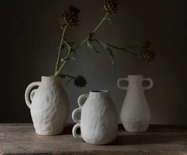 Vase blanc décoratif à anses