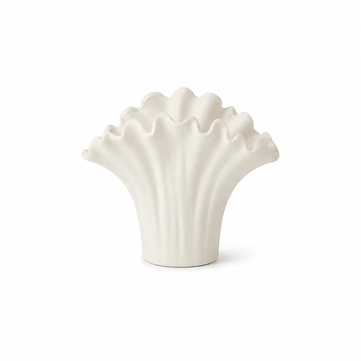 Vase en céramique blanche à bord ondulé, style naturel et élégant pour décoration intérieure.