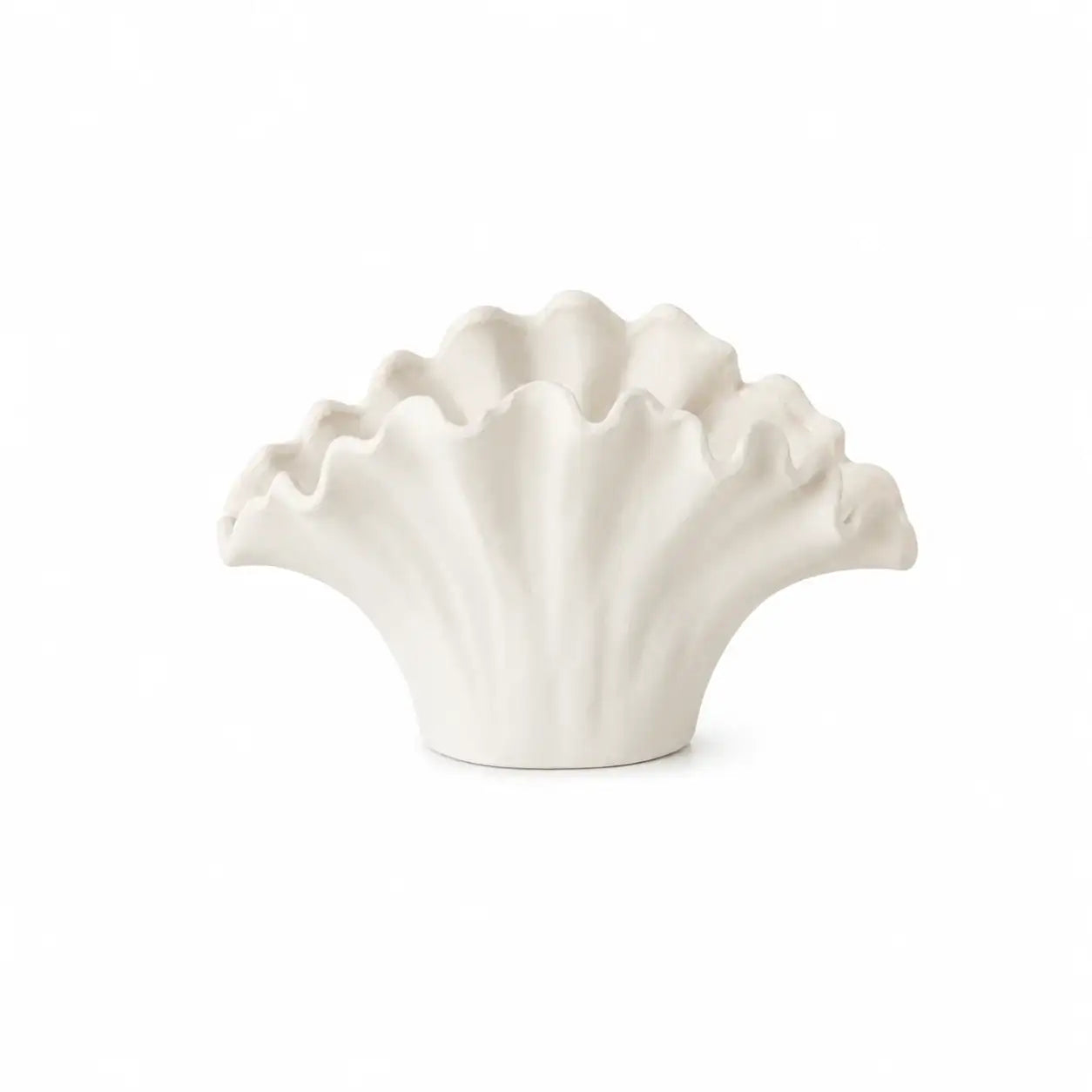 Vase en céramique blanche à bord ondulé, style naturel pour décoration intérieure