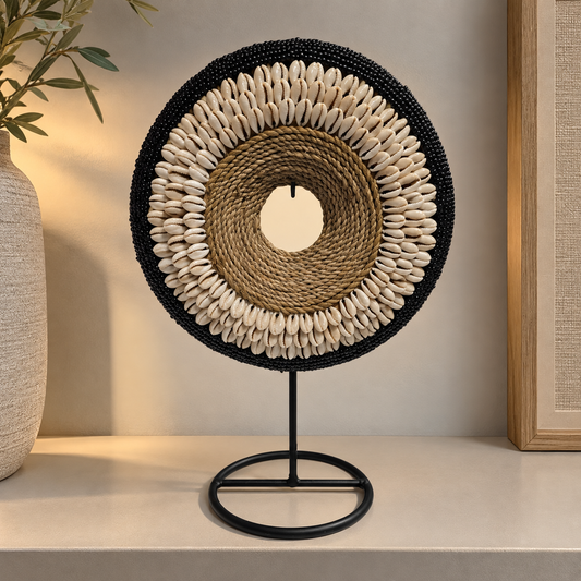 Ornement rond en coquillages et fibres naturelles