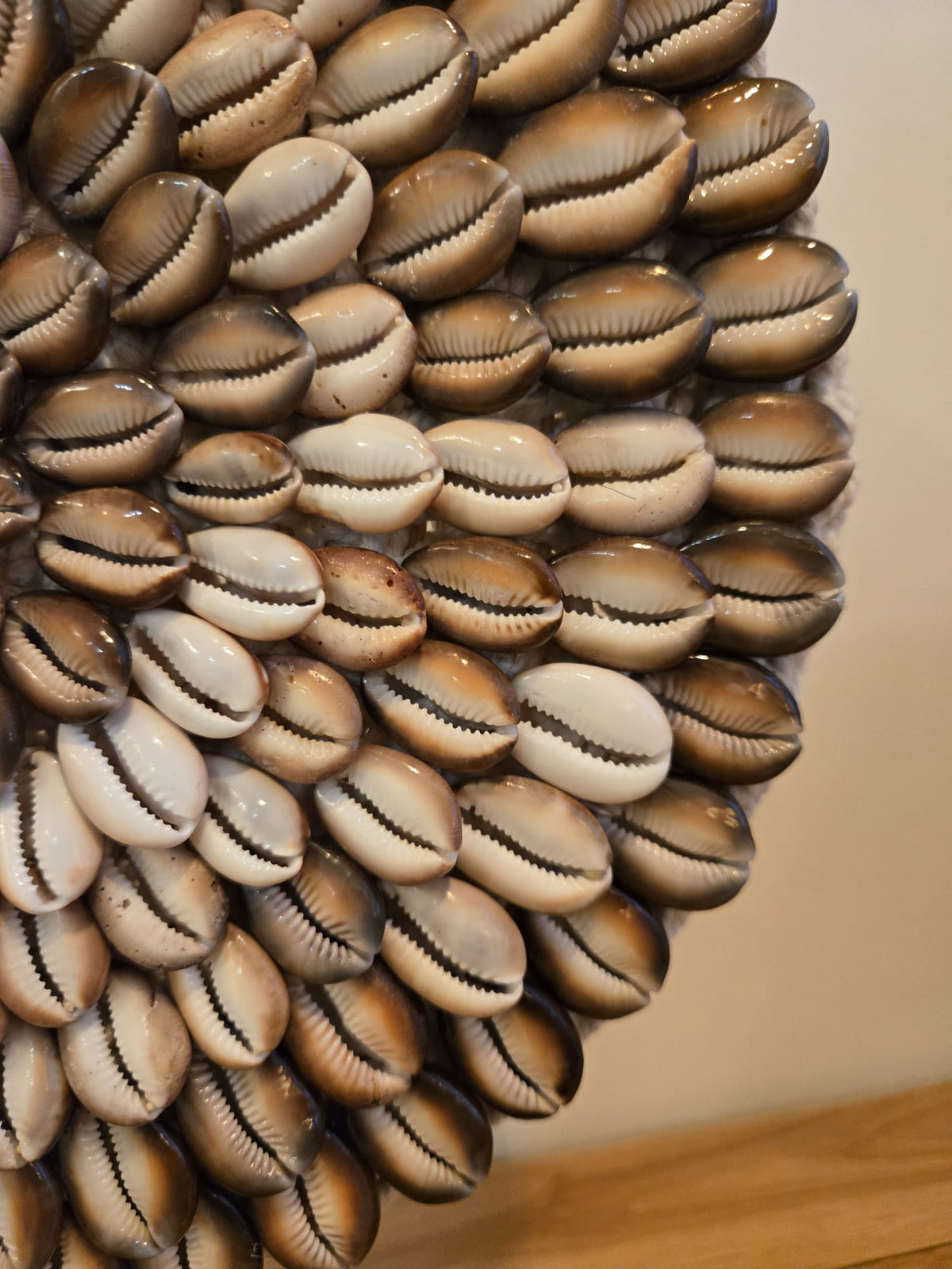 Couronne en coquillages & macramé sur socle 