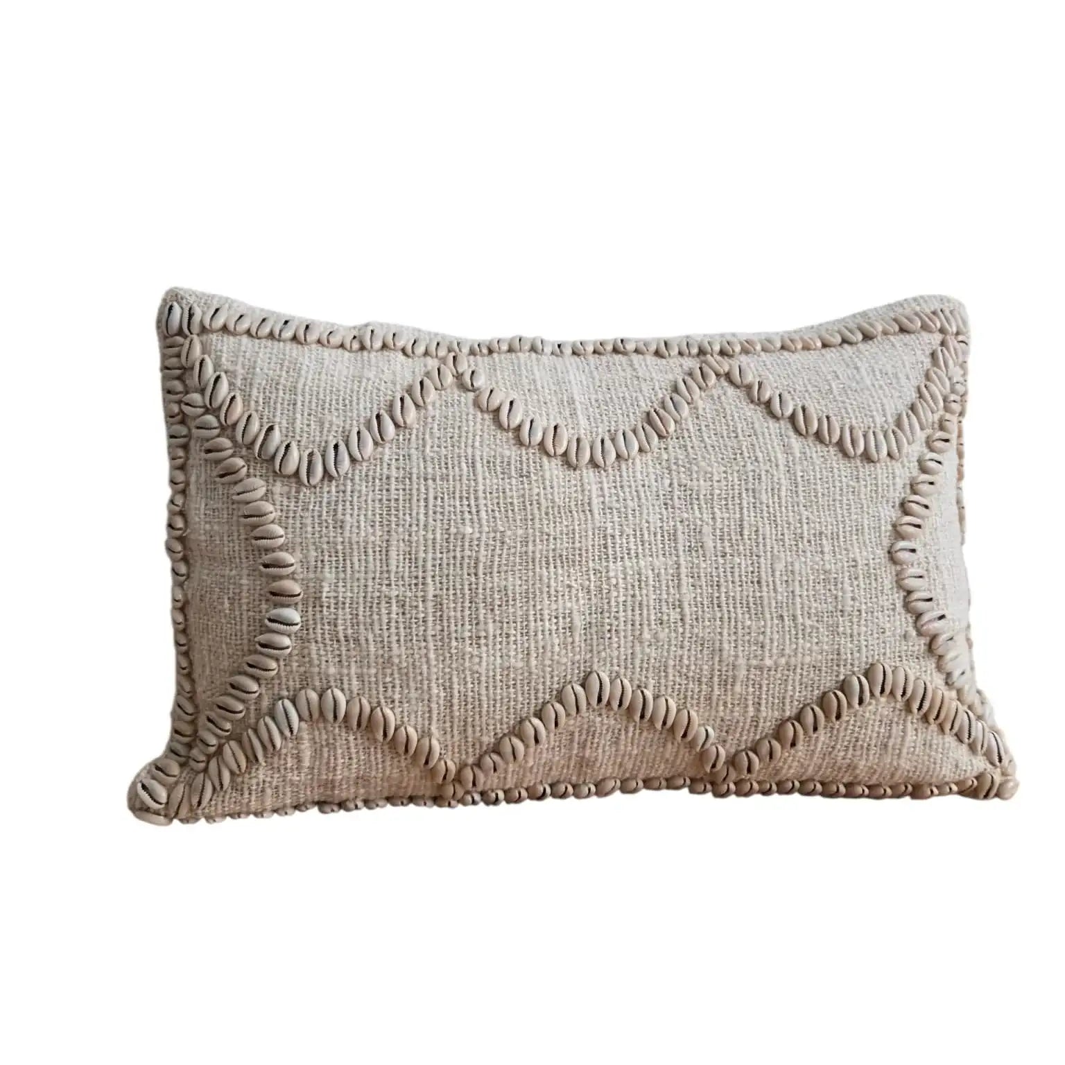 Coussin rectangulaire en tissu naturel orné de coquillages en motif géométrique, style bohème.