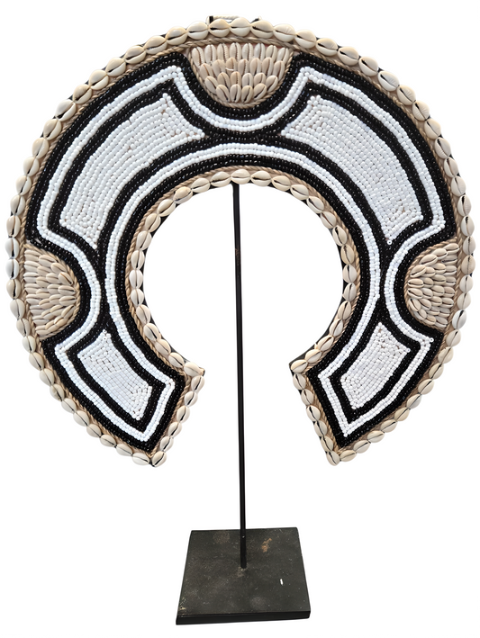 Bouclier décoratif sur socle – Perles & coquillages noirs et blancs