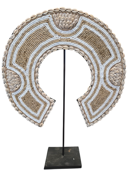 Bouclier décoratif sur socle – Perles & coquillages beiges et blancs