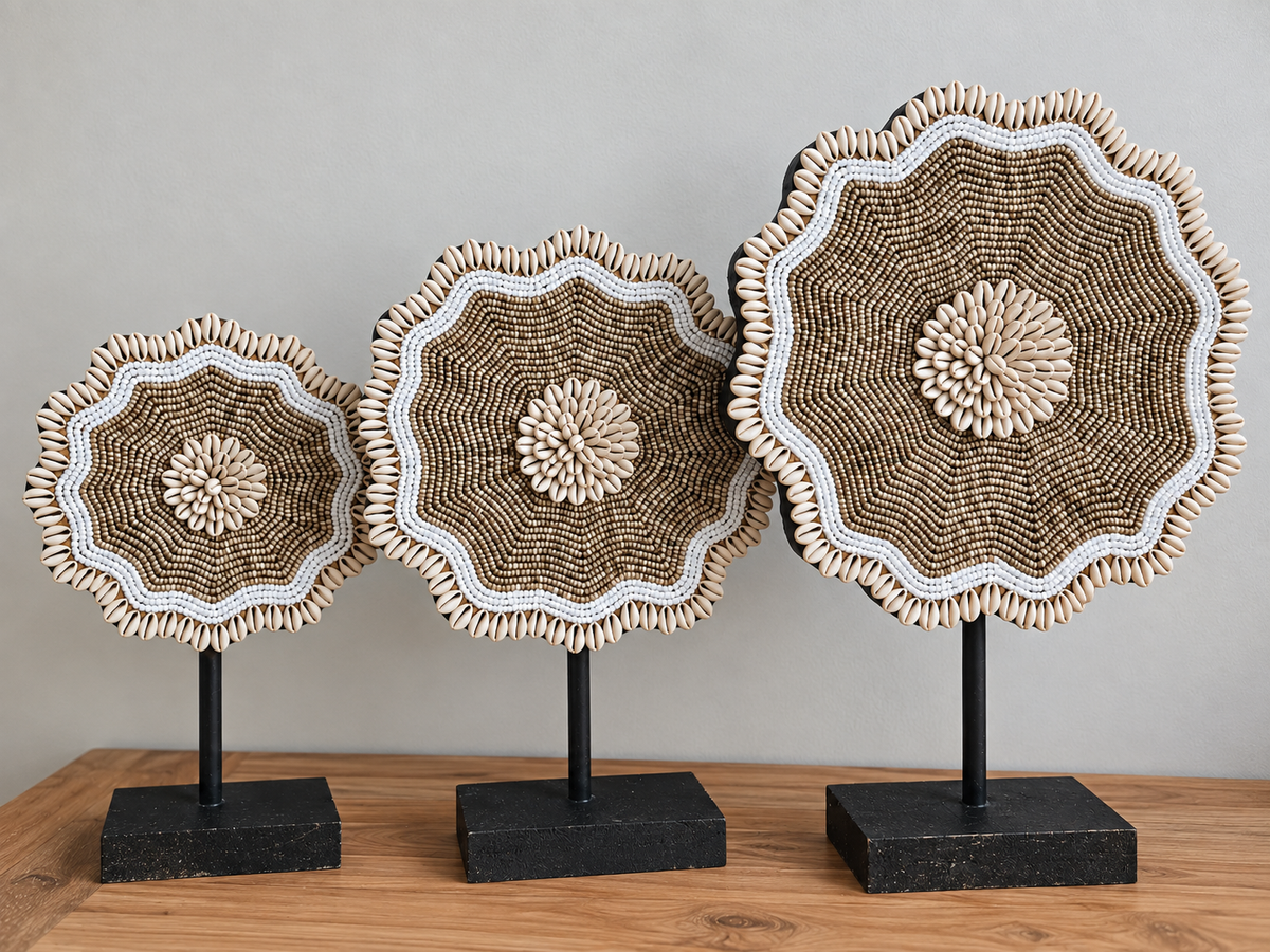 Ornement floral en perles & coquillages sur socle