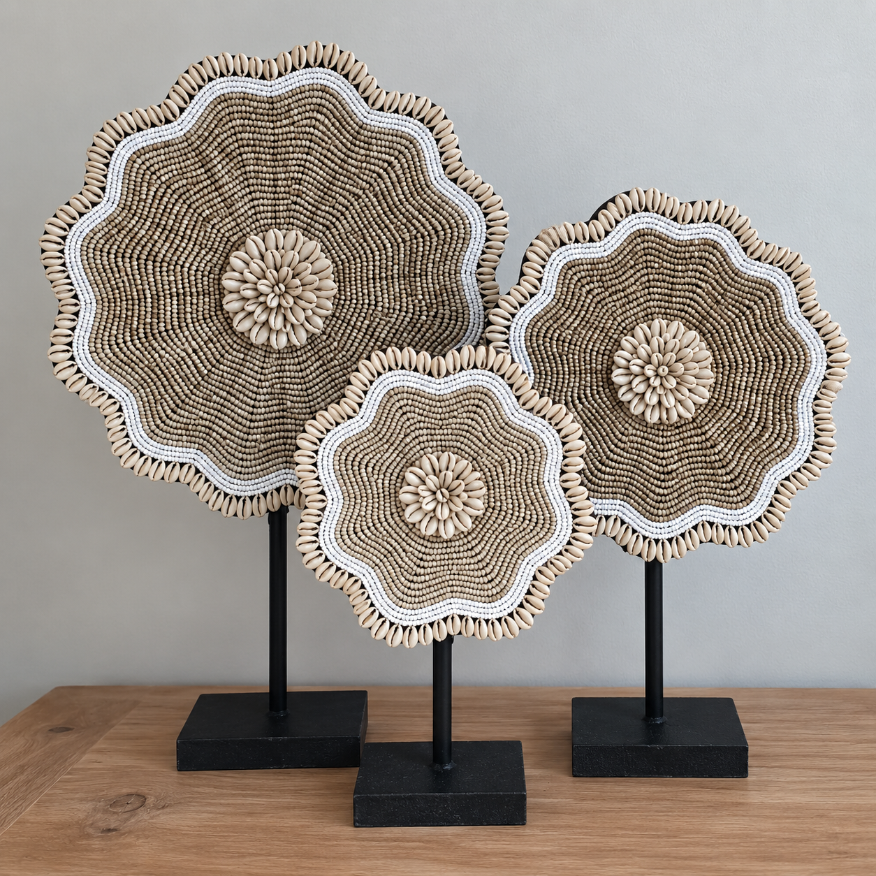 Ornement floral en perles & coquillages sur socle