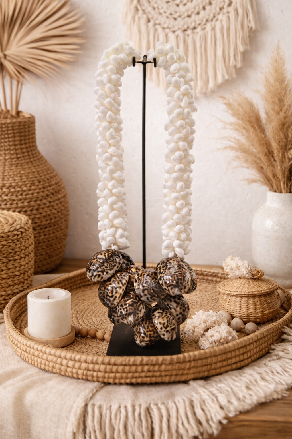 Collier décoratif en coquillages sur socle – Blanc et brun