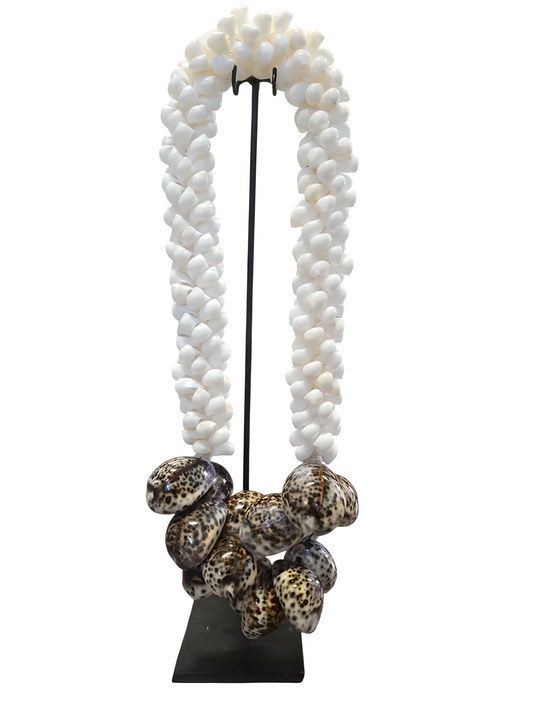 Collier décoratif en coquillages sur socle – Blanc et brun