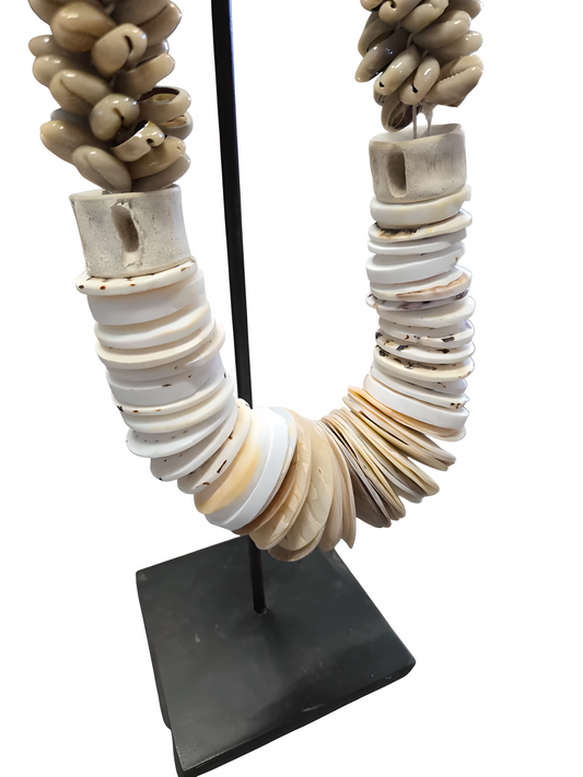 Collier décoratif en coquillages sur socle – Beige naturel