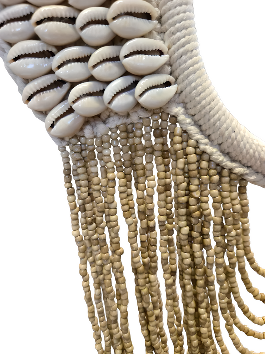 Collier décoratif en coquillages et perles – Beige