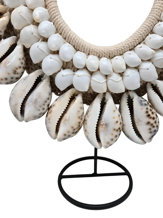Collier éventail en coquillages sur socle