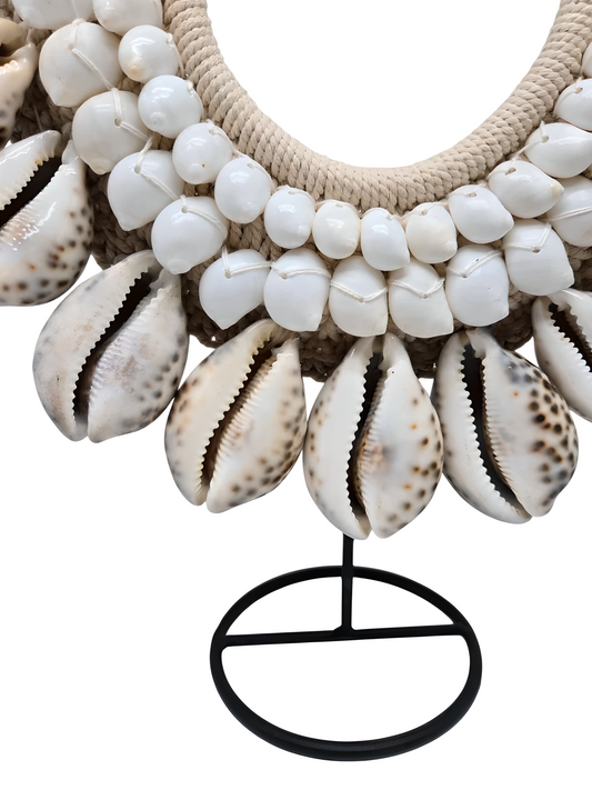 Collier décoratif en coquillages sur socle – Large