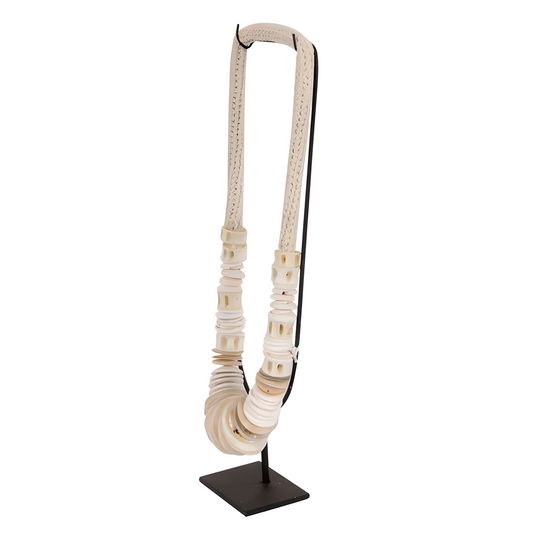 Collier décoratif en coquillages sur socle – Modèle élancé