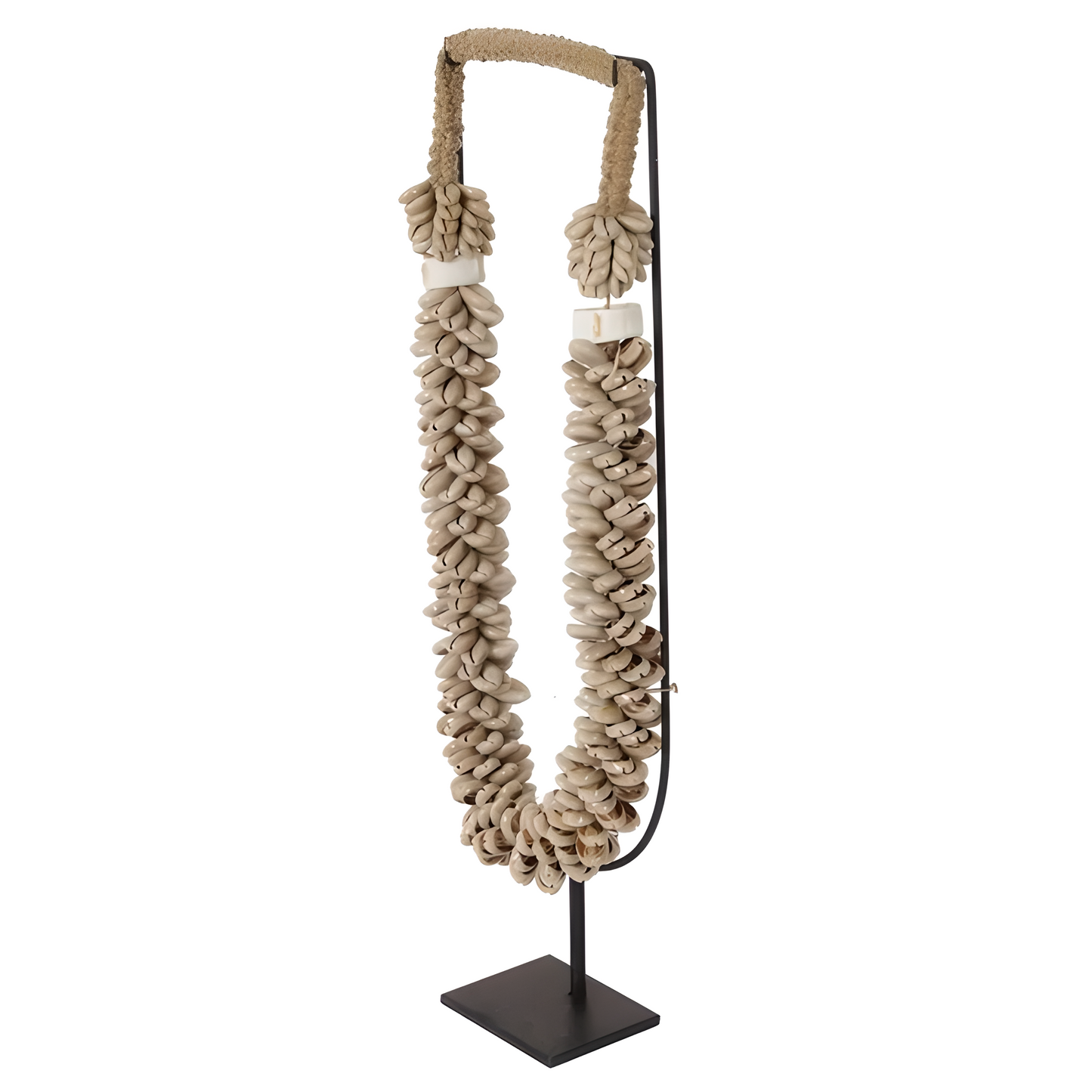 Collier décoratif en coquillages sur socle – Coquillages beiges