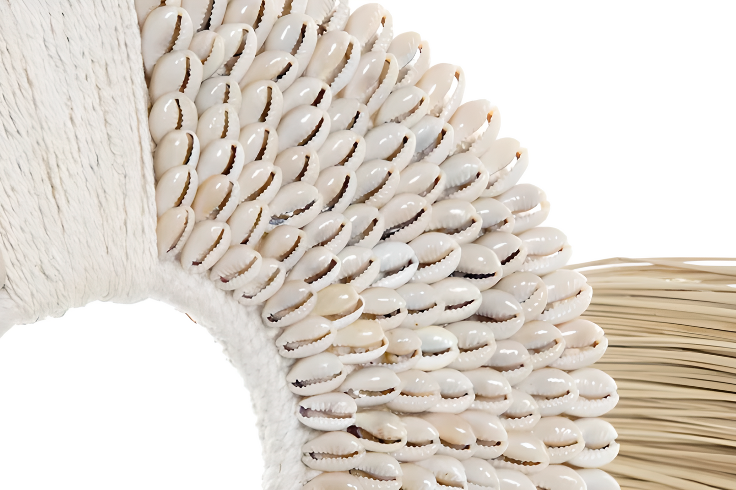 Ornement coquillages & raphia sur socle en métal