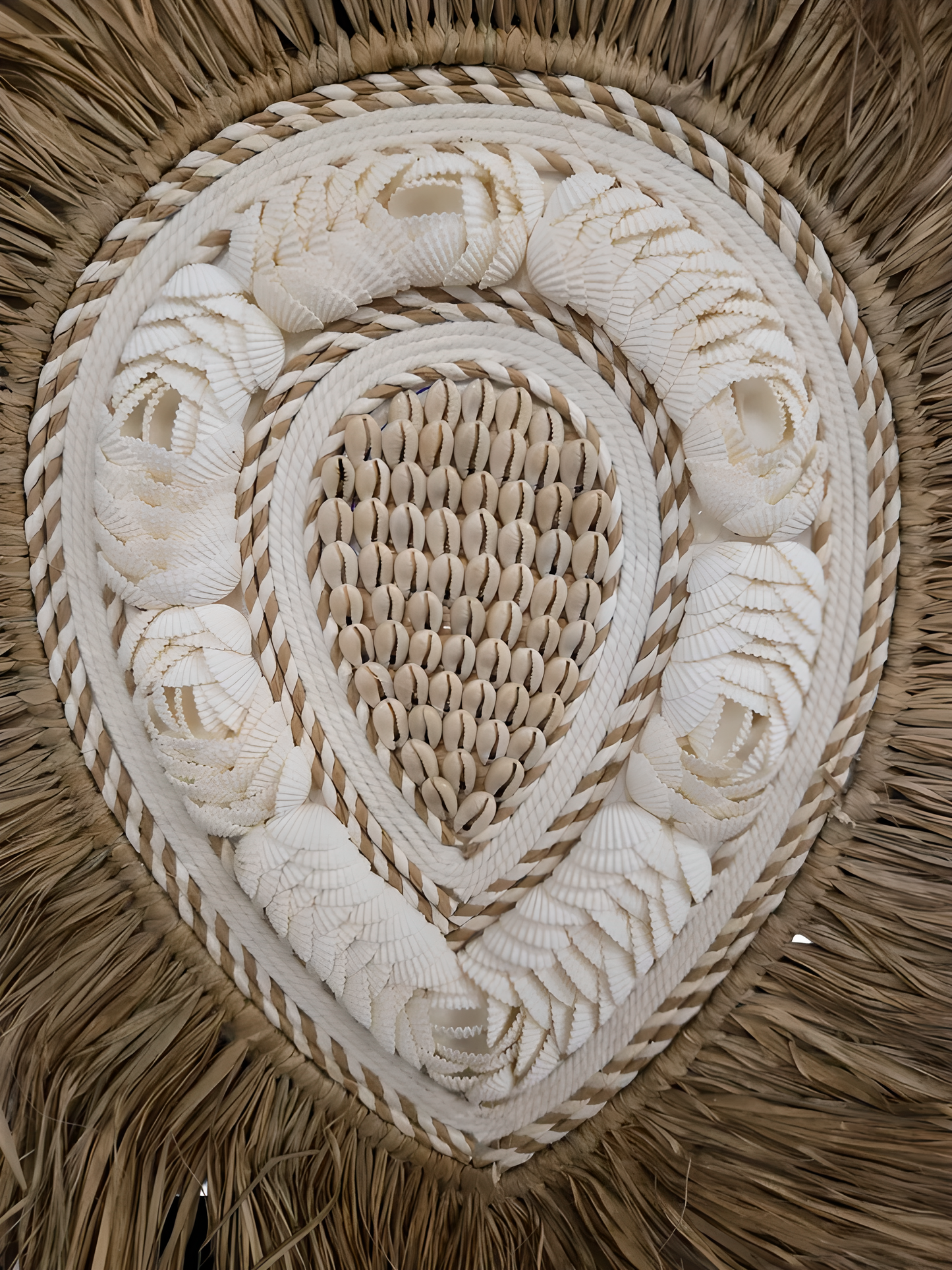 Juju Hat mural en raphia & coquillages