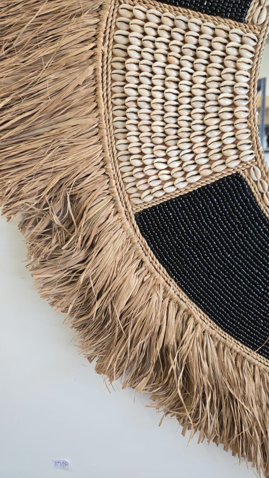 Miroir bohème en perles noires et coquillages