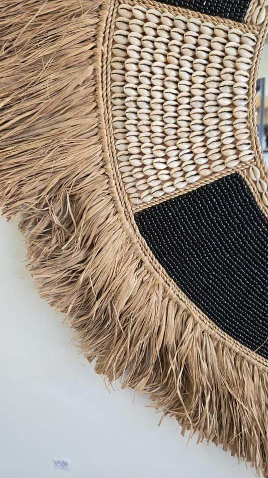 Miroir bohème en perles noires et coquillages