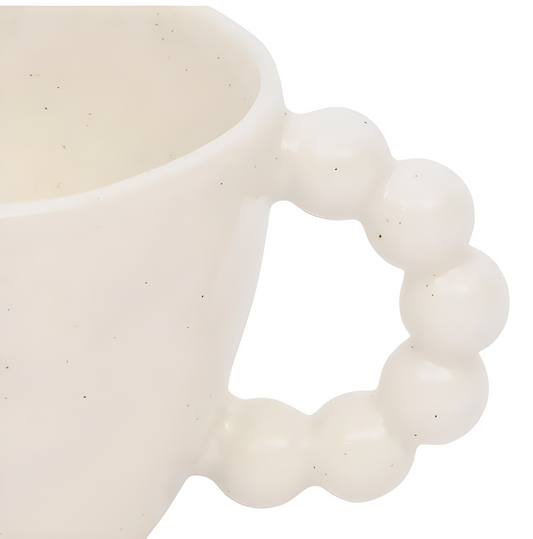 Tasse en grès écru moucheté