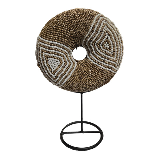 Ornement en perles blanches & beiges sur socle 