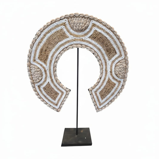 Bouclier décoratif sur socle – Perles & coquillages beiges et blancs