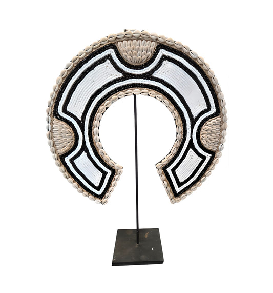 Bouclier décoratif sur socle – Perles & coquillages noirs et blancs