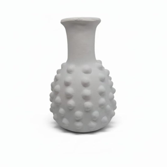 Vase blanc mat texturé – Détails boules décoratives