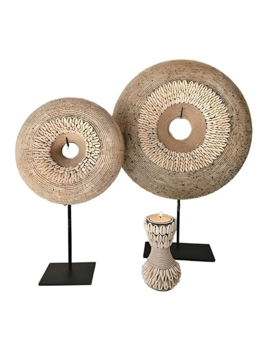 Décoration sur socle – Coquillages, raphia & perles beiges